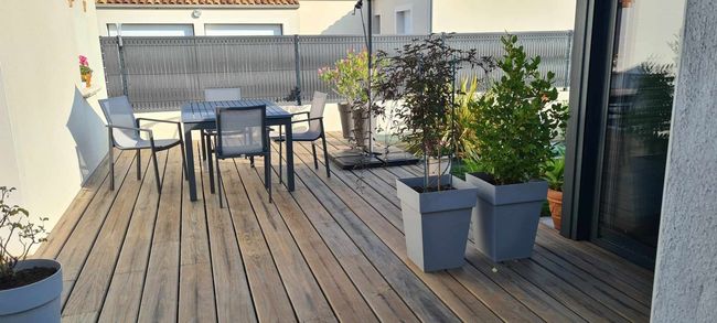 Une terrasse en bois installée chez des clients