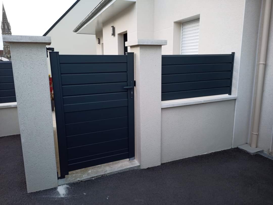 Portillon et clôture noirs