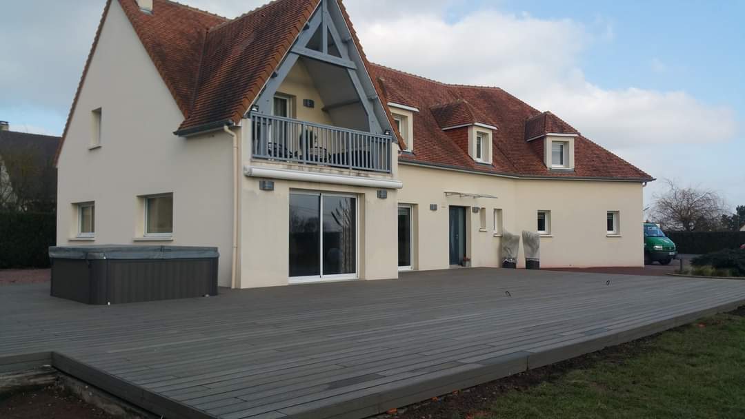 Grande terrasse en bois gris