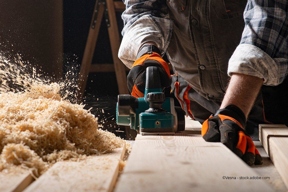 Holzbrett wird abgeschleift