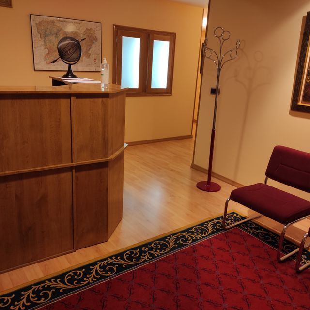 Una sala de espera con un globo terráqueo y una silla.