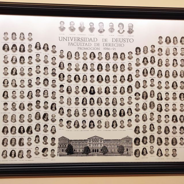 A framed picture of graduates from the universidad de deusto facultad de derecho