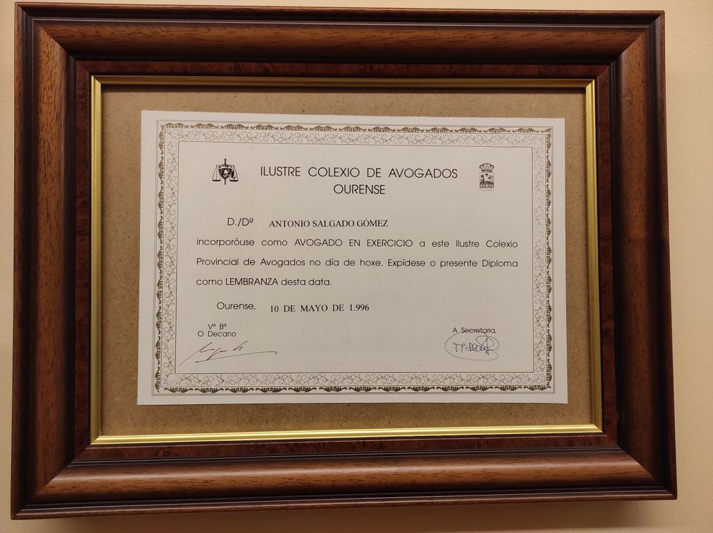 Un certificado enmarcado que dice 'certificado de vida'.