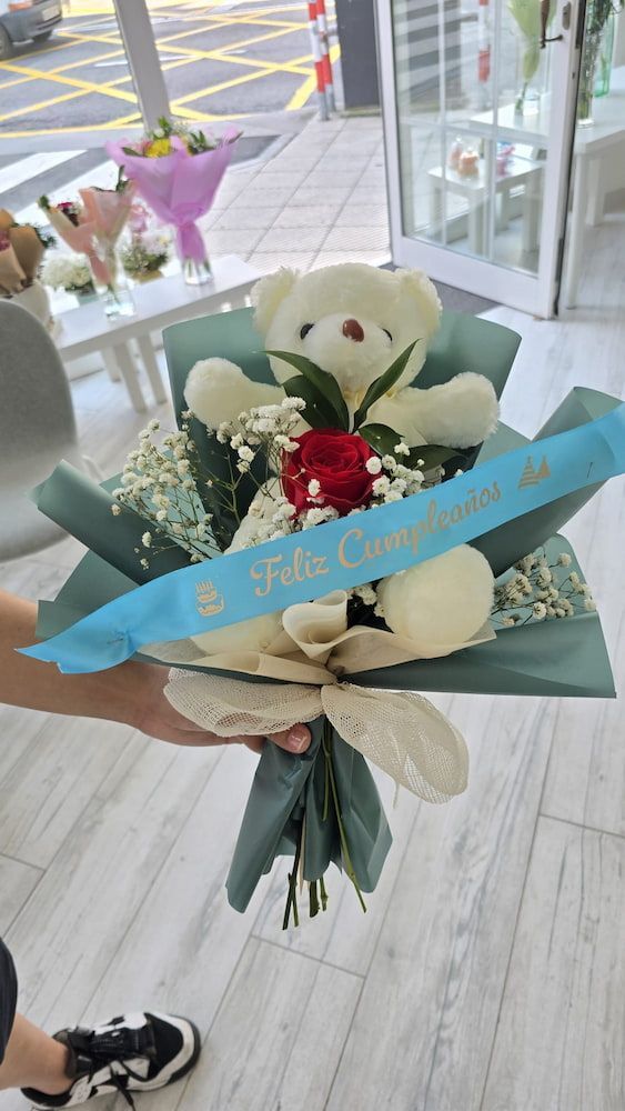 Ramo con osito de peluche, rosa roja, gisel y lazo de 