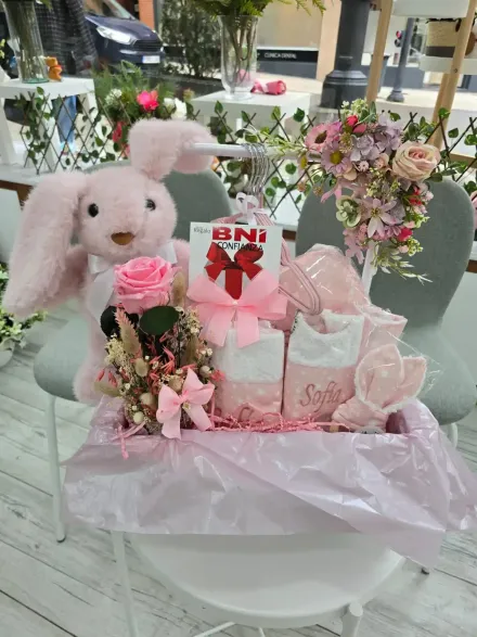 Mesa redonda para evento formal con mantel blanco, manteles individuales tejidos y cristalería color ámbar.