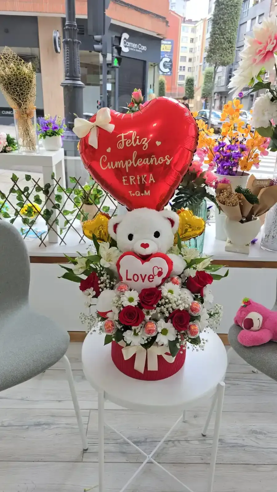 Arreglo floral con osito de peluche y globo de corazón que dice