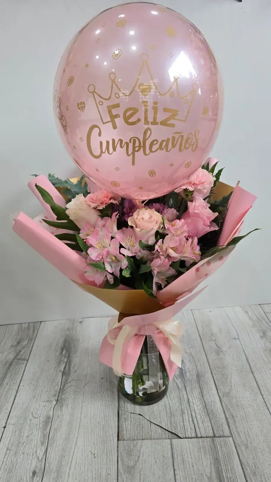 Ramo rosa con globo que dice