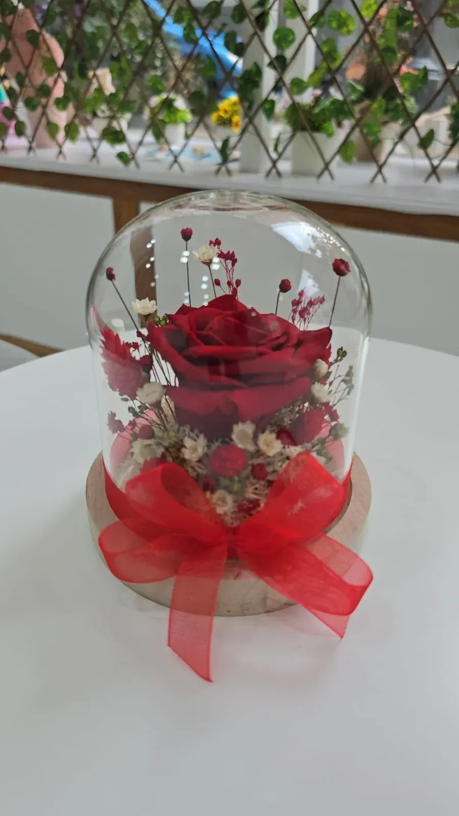 Cerdo asado con verduras, servido sobre puré de papas, adornado con salsa en un plato blanco.