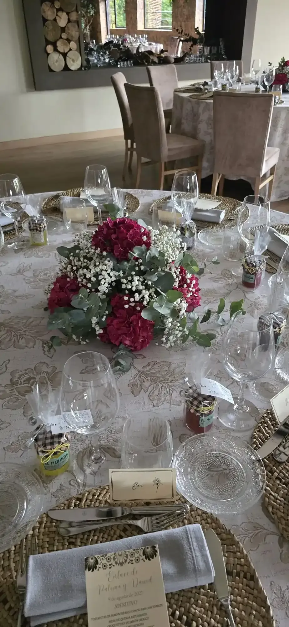 Elegante mesa de recepción de boda con centro de mesa floral.