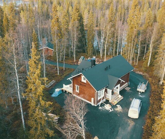 Hirsitalo joen läheisyydessä