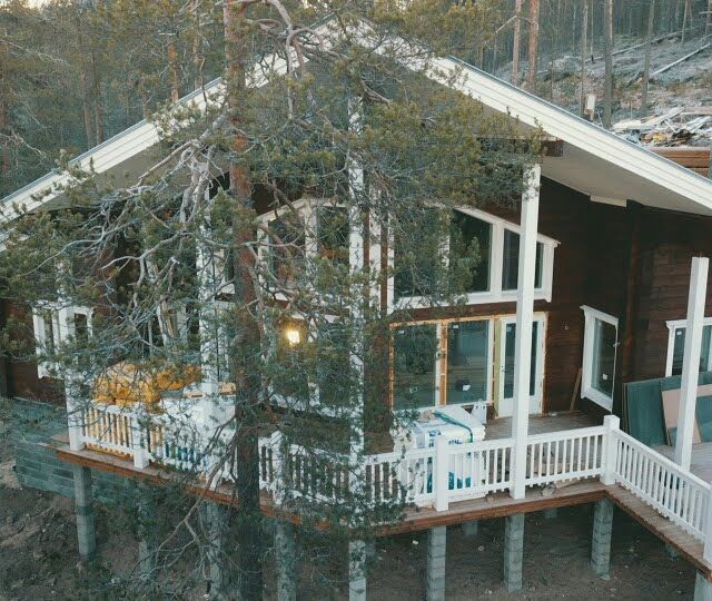 Hirsitalo suurilla ikkunoilla
