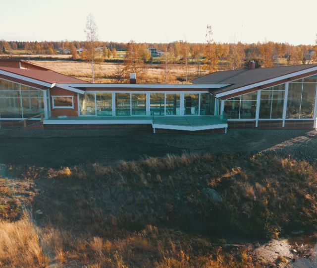 Hirsistä rakennettu liikerakennus