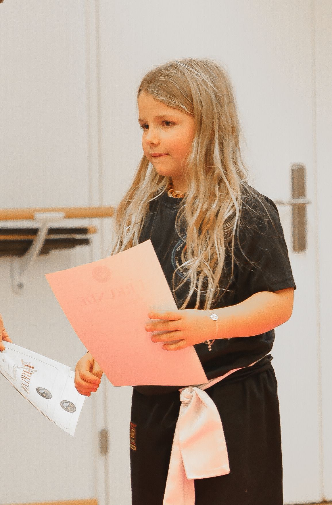 Mädchen steht aufmerksam während des Trainings in der Halle