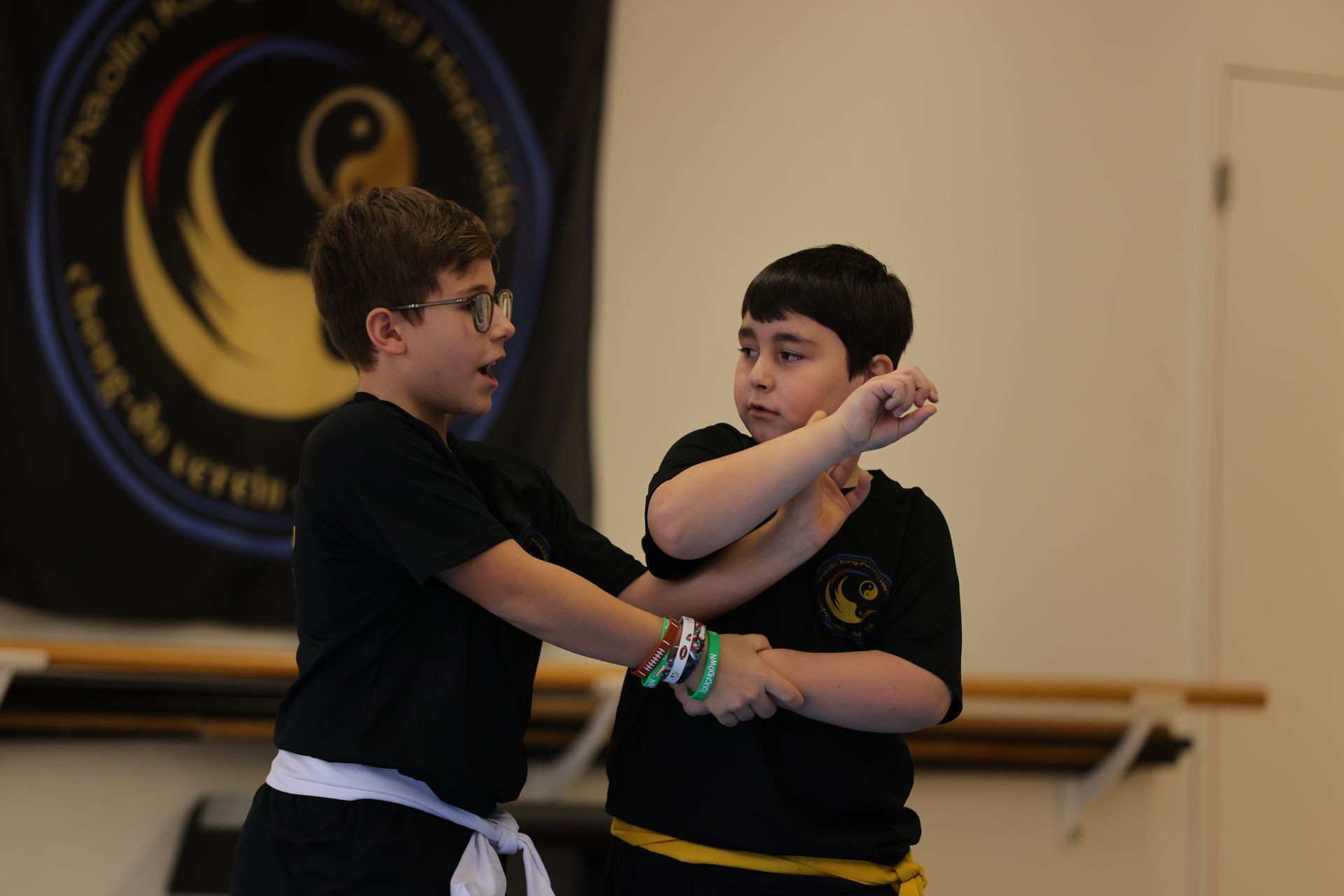 Kinder beim gemeinsamen Hapkido Training stärken Teamgeist und Selbstvertrauen