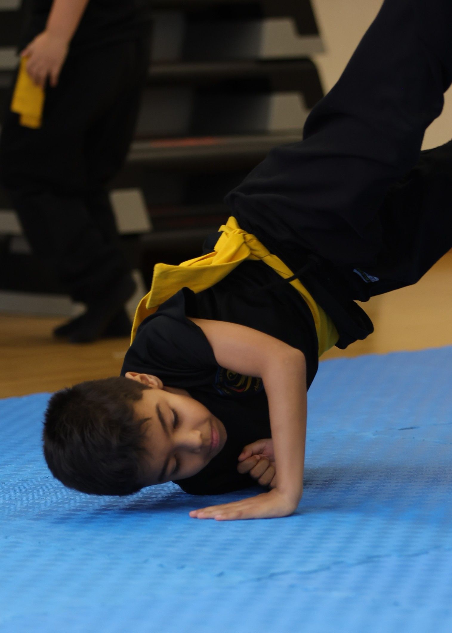 Detailaufnahme von Beinarbeit während einer Kampfkunstübung