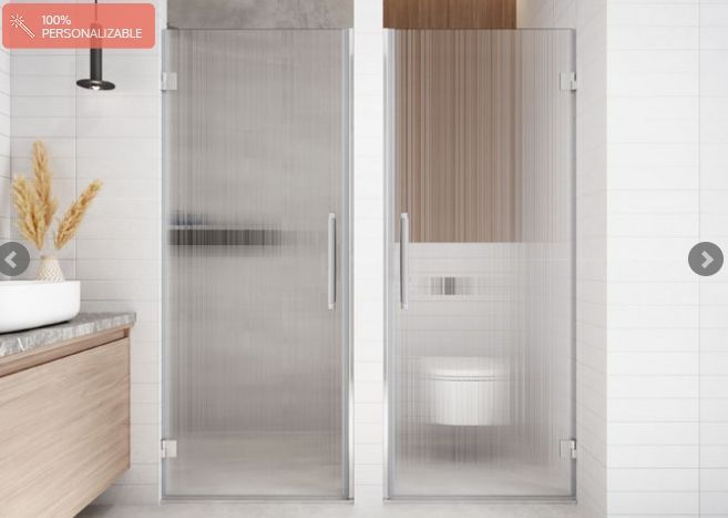 Un baño con puerta de ducha de cristal y un inodoro.