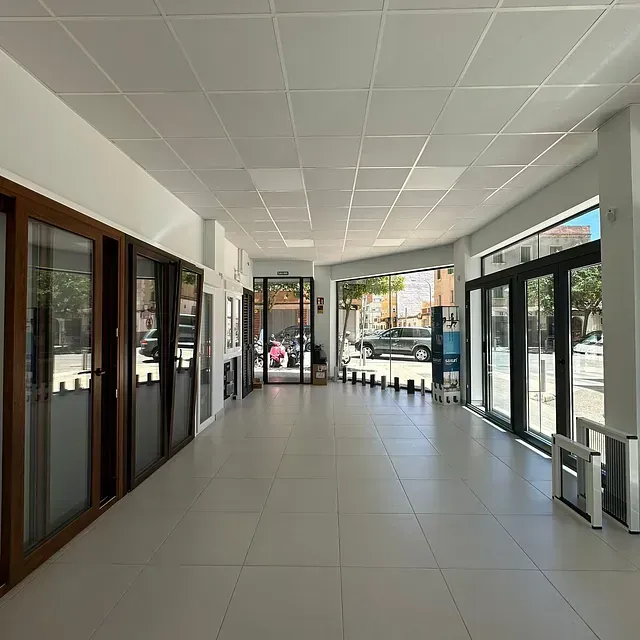 Una habitación grande con muchas ventanas y puertas.