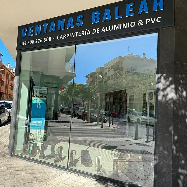 Un escaparate con un cartel que dice ventanas baleares