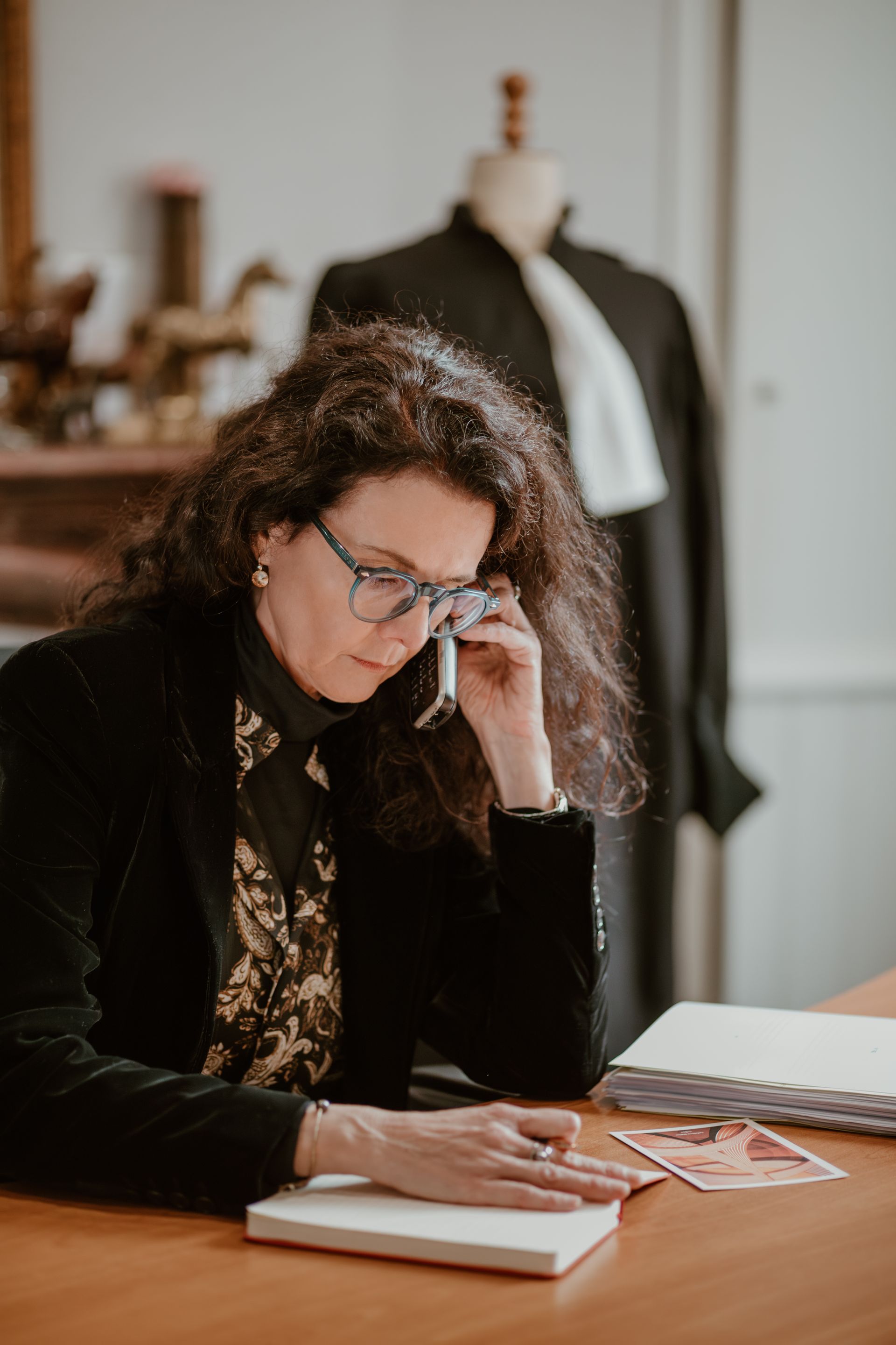 Une avocate au téléphone