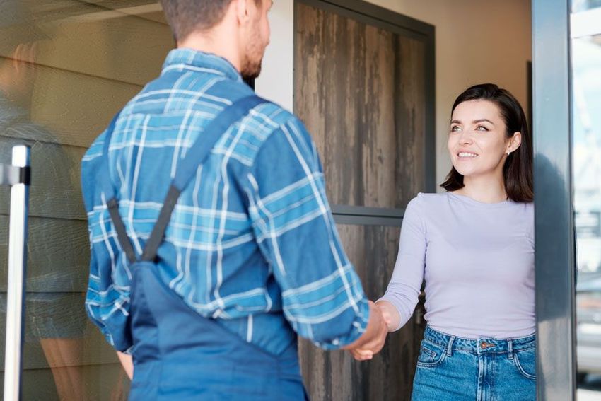 Cliente qui ouvre la porte à un pro