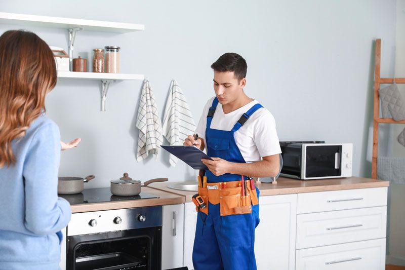 Technicien qui donne des conseils à une cliente