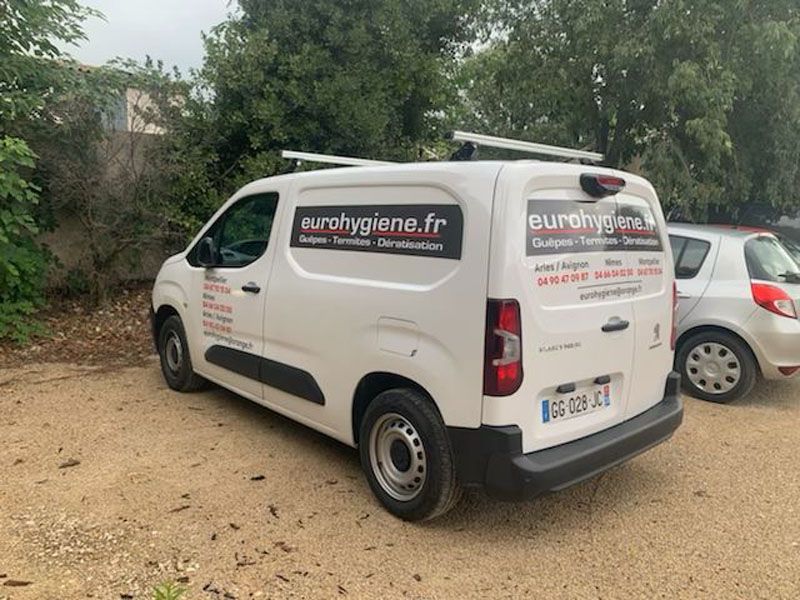 Fourgon floqué avec le logo et les informations de contact de l'entreprise Euro Hygiène
