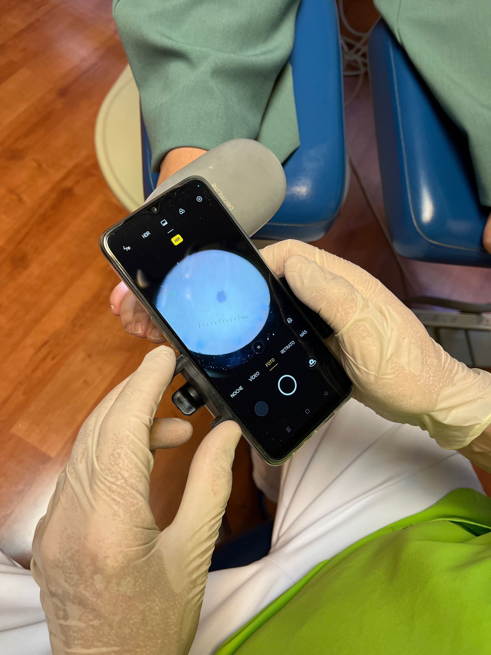 Una persona con guantes sostiene un teléfono celular.