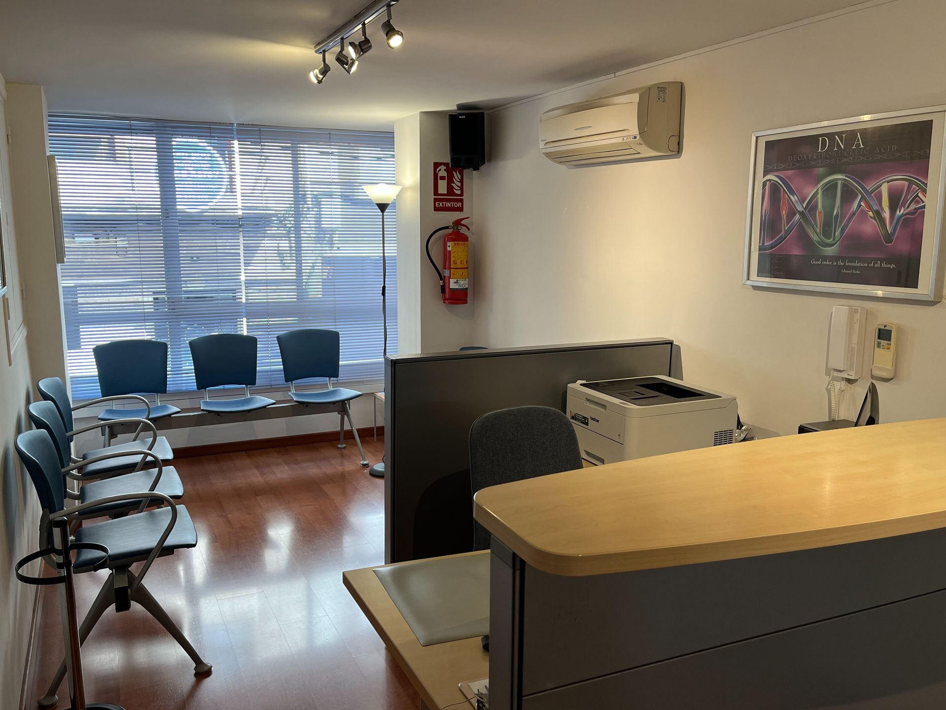 Una sala de espera con una imagen de ADN en la pared.