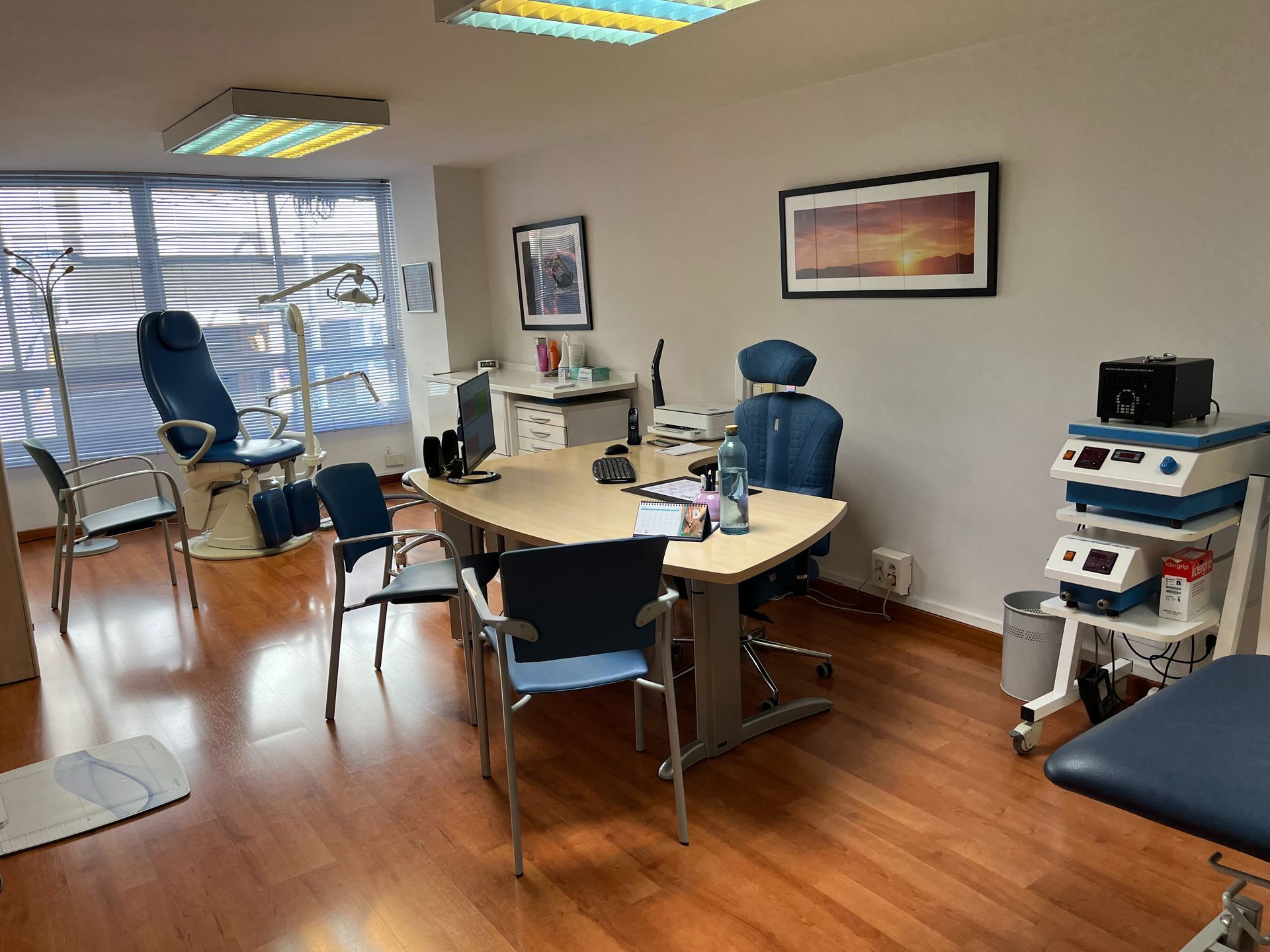 Una habitación con una mesa y sillas.