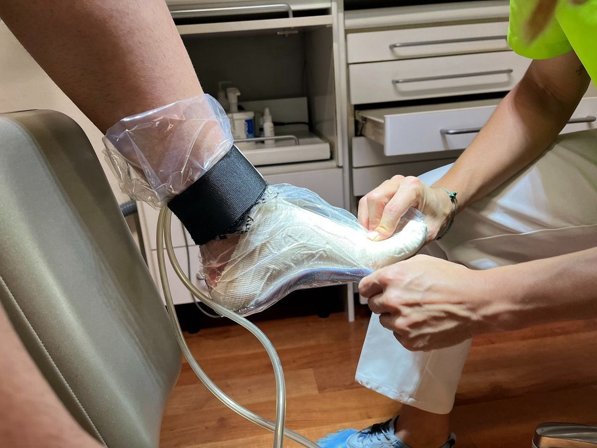 Una persona se pone una bolsa de plástico en el pie.