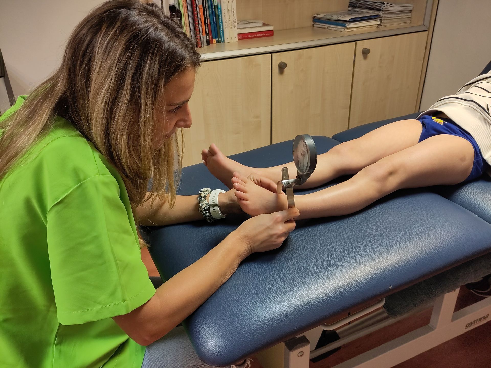 mujer revisando un pie