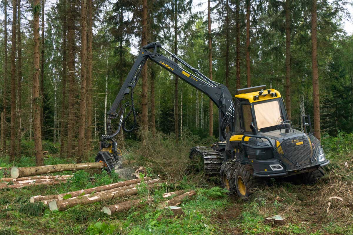 Metsäkorjuupalveluita sopimusyhtiöille ja omahankinnan harvennustyömaille