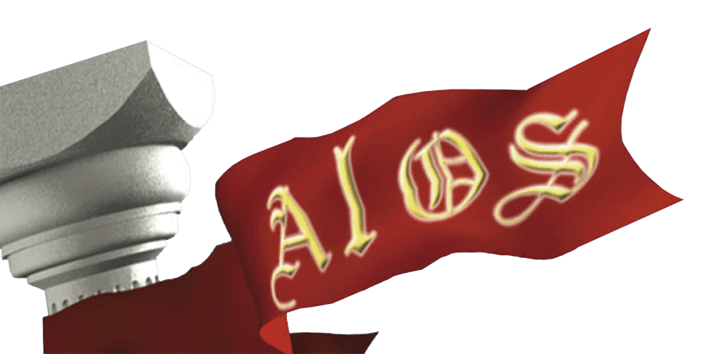 Bandera roja con letras doradas "AIOS" ondeando desde una columna de piedra blanca.