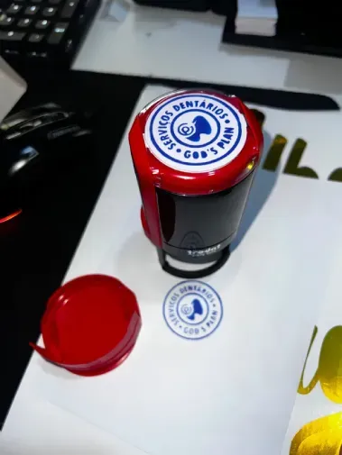 Boné trucker rosa e branco com um patch circular em frente a um fundo gráfico da Progenius.