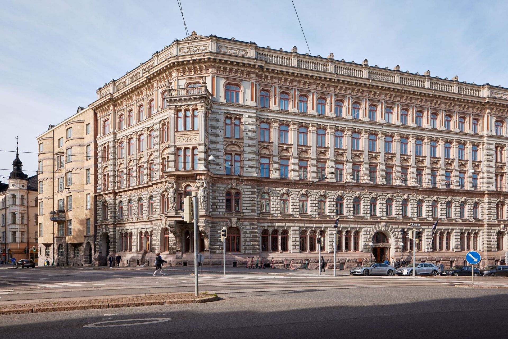 Historiallinen Erottaja2 -kiinteistö, jossa Ravintola Lia tarjoilee tunnelmallisen kokemuksen asiakkaille. Tunnelmallinen ravintola Helsingissä.