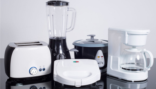 Petits appareils de cuisine assortis : grille-pain, mixeur, cafetière et appareil à croque-monsieur.