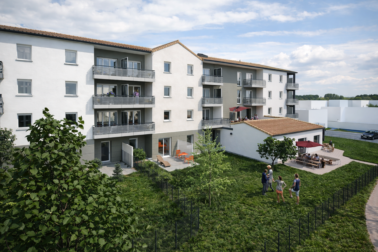 Immeuble d'appartements à plusieurs étages avec balcons, personnes discutant sur une terrasse et pelouse verte.