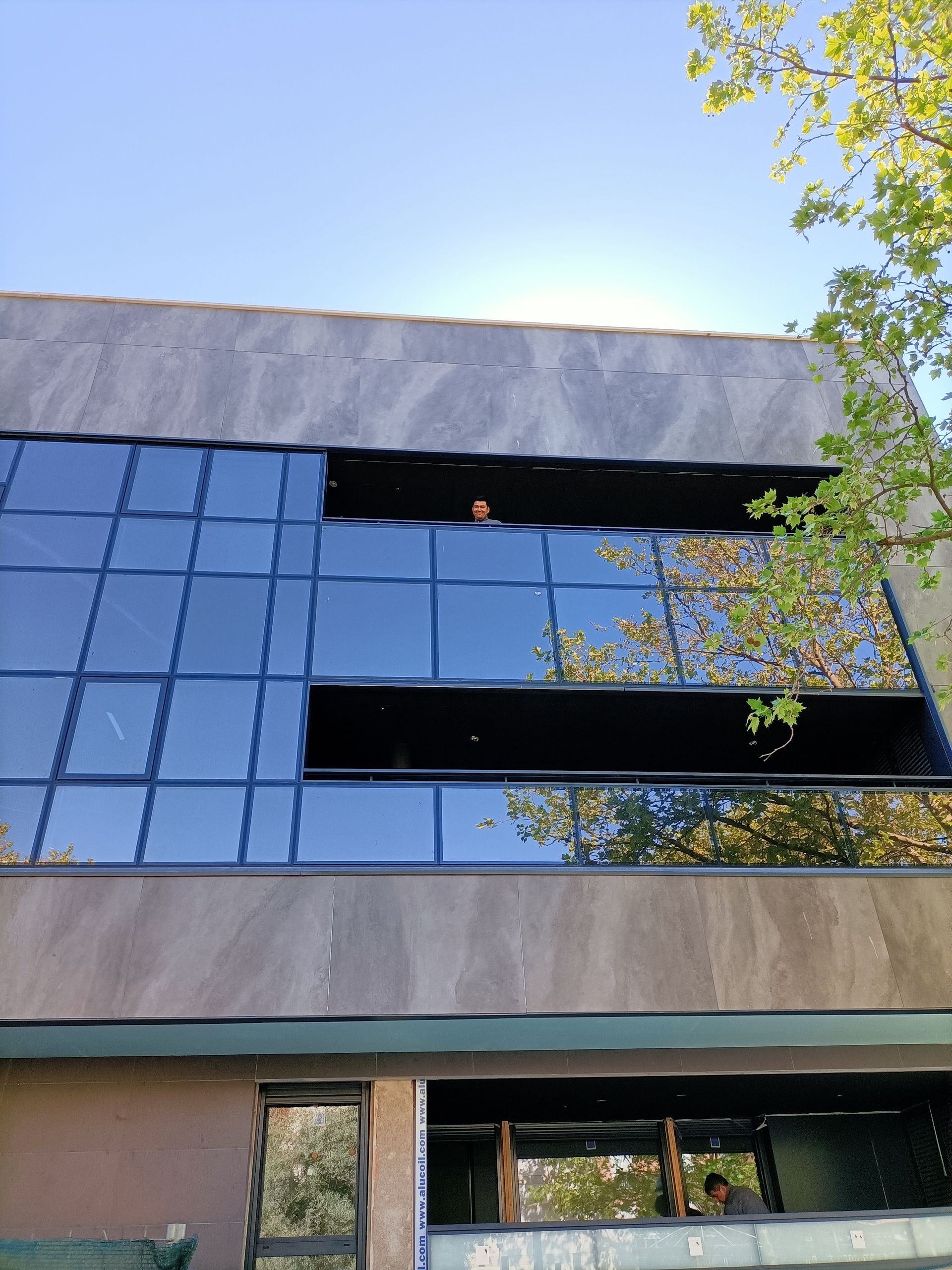 Un edificio grande con muchas ventanas y un balcón.