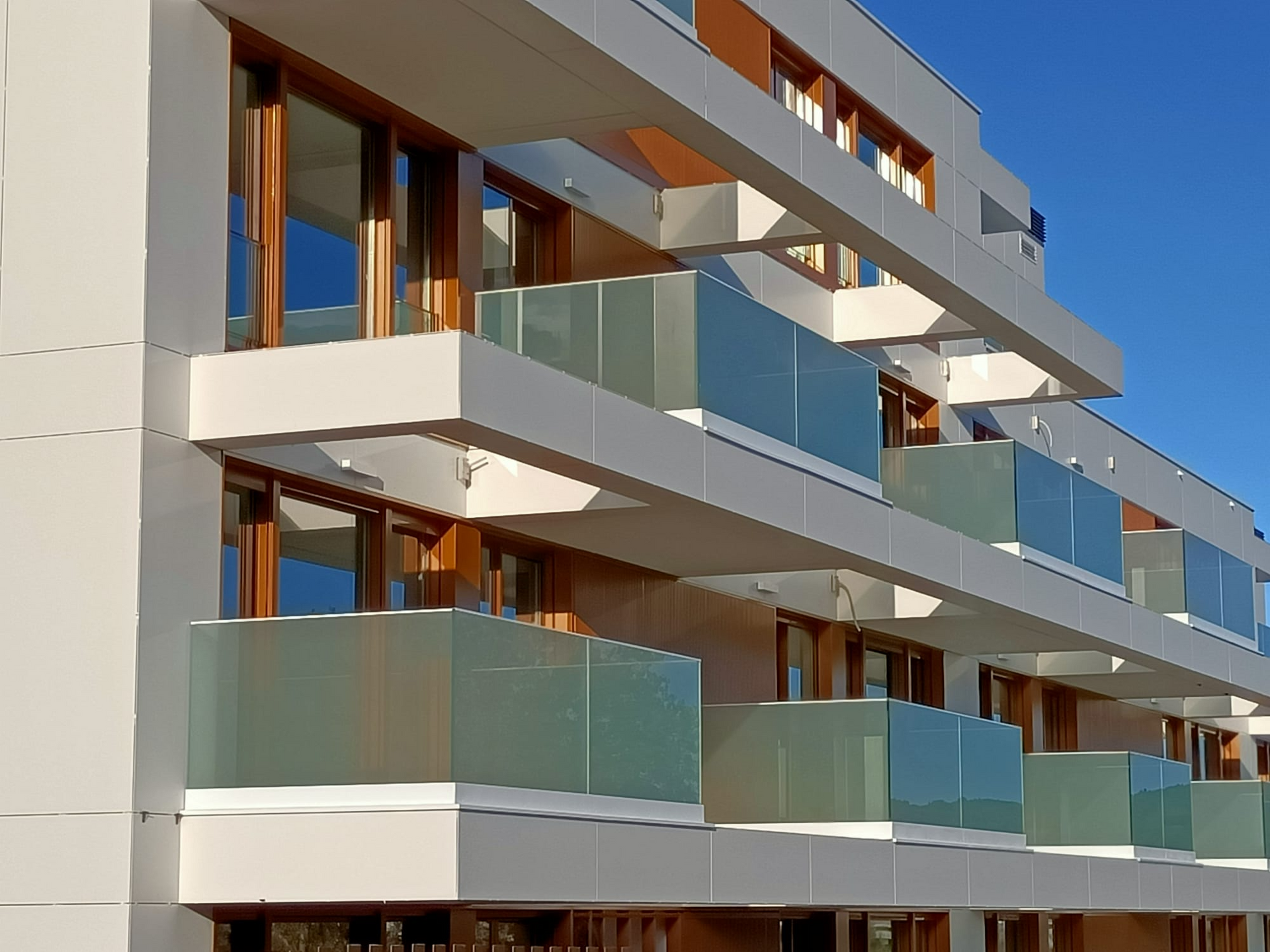 Un edificio con muchas ventanas y balcones.