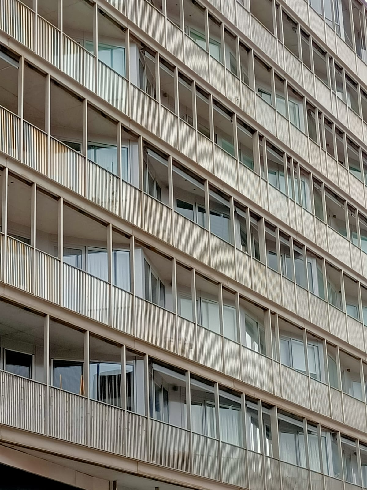 Un edificio grande con muchas ventanas y balcones.