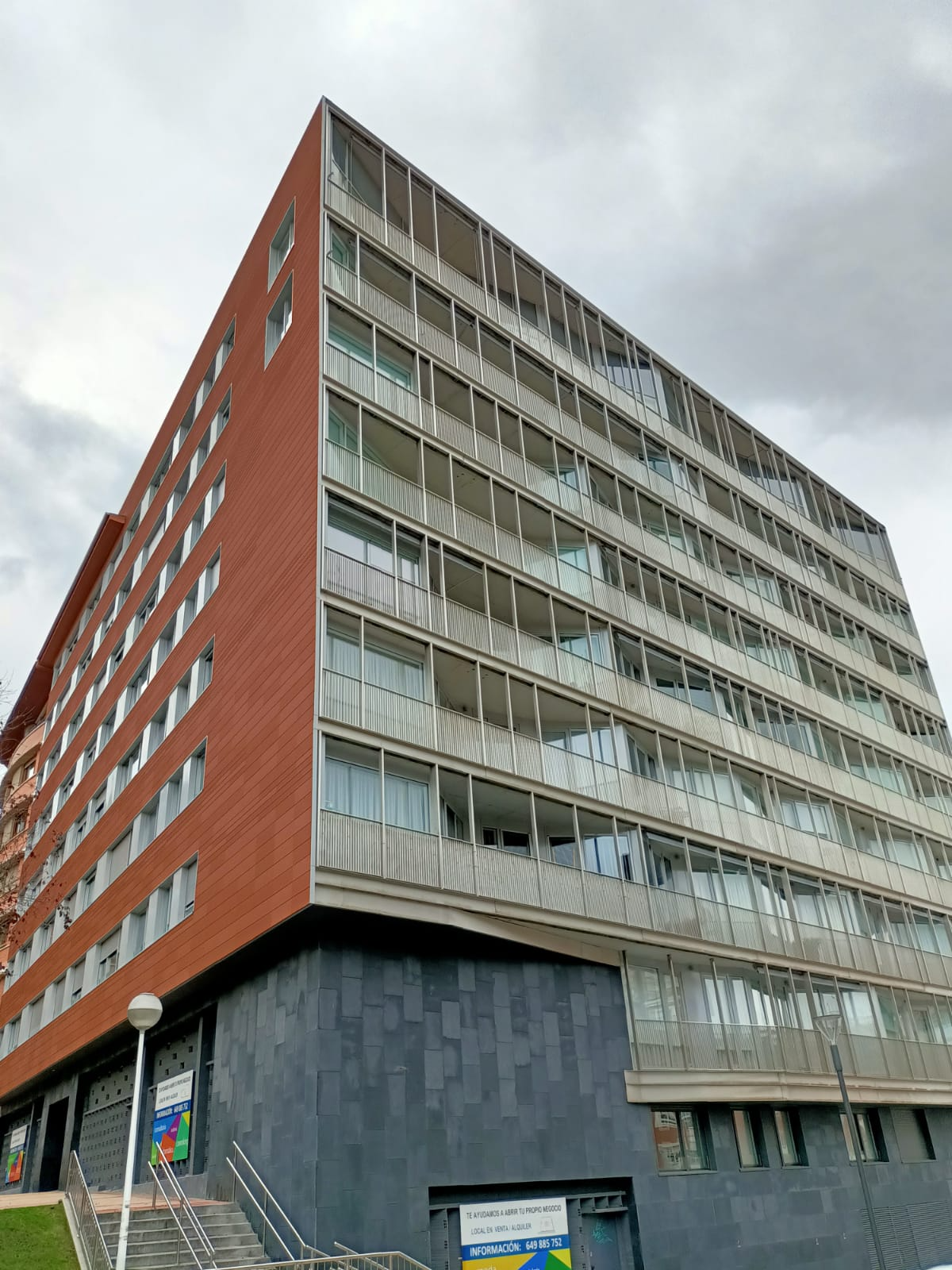 Un gran edificio de ladrillo con muchas ventanas y balcones.