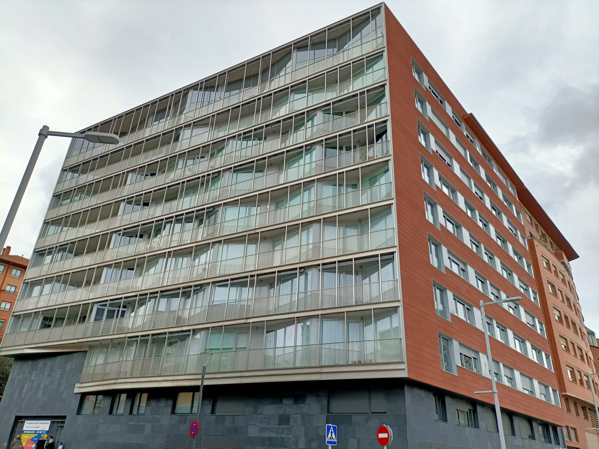 Un gran edificio de apartamentos con muchas ventanas y balcones.