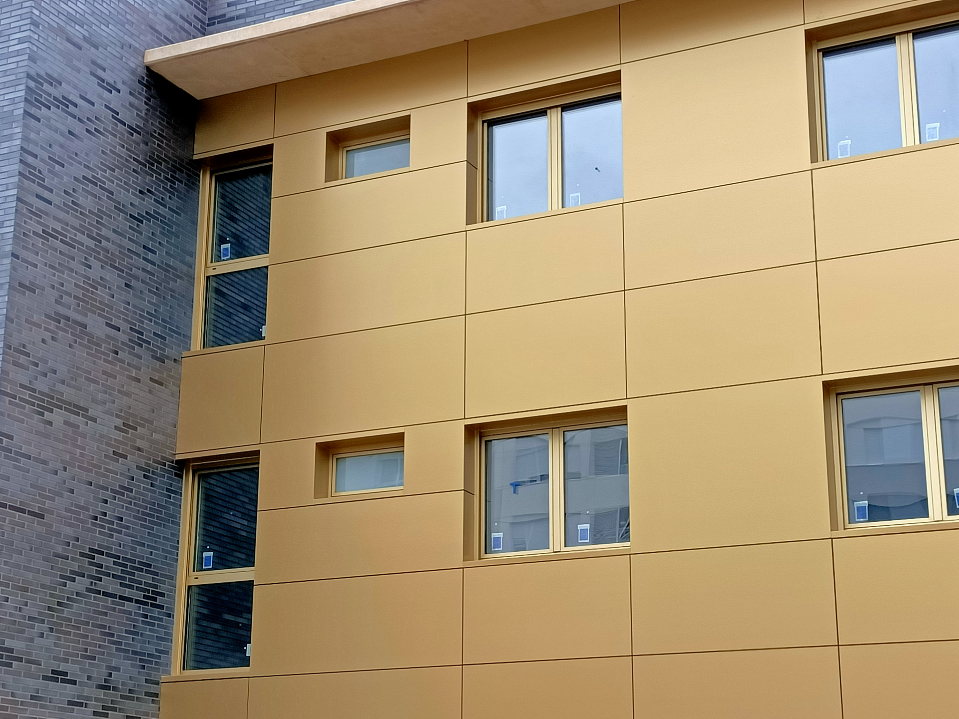 Un edificio con muchas ventanas.