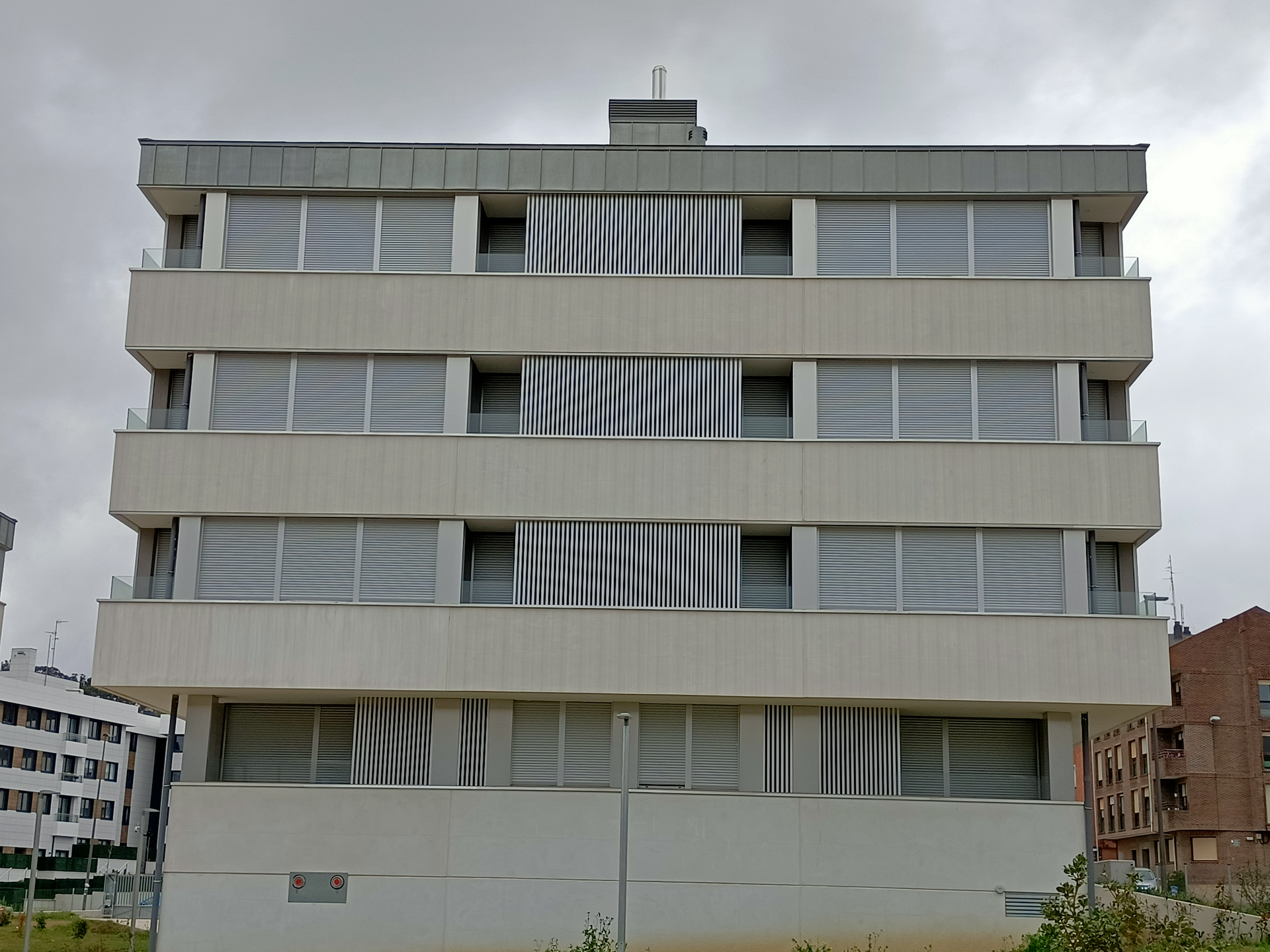 Un edificio grande con muchas ventanas y balcones.