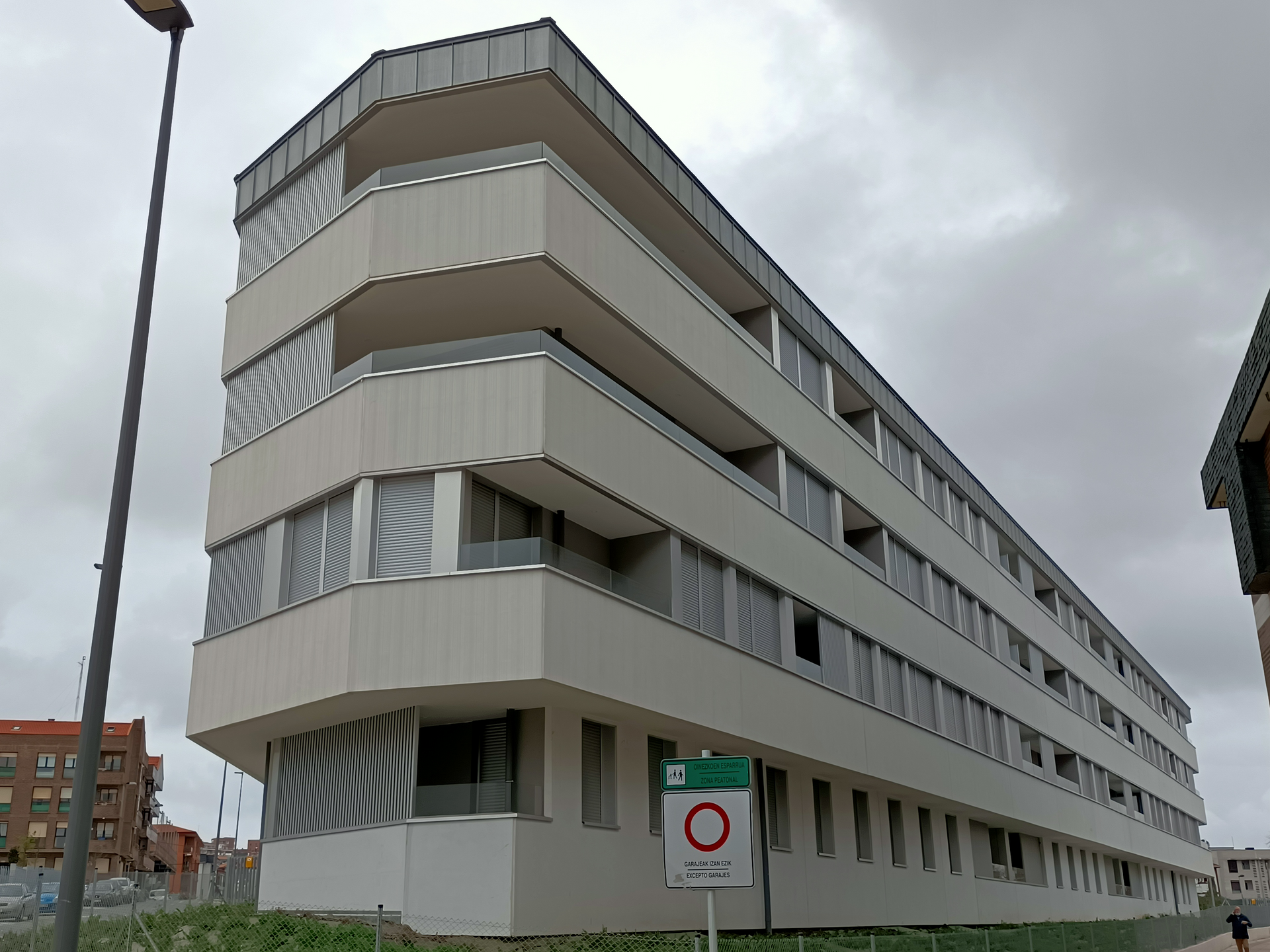 Un edificio con un cartel que dice o