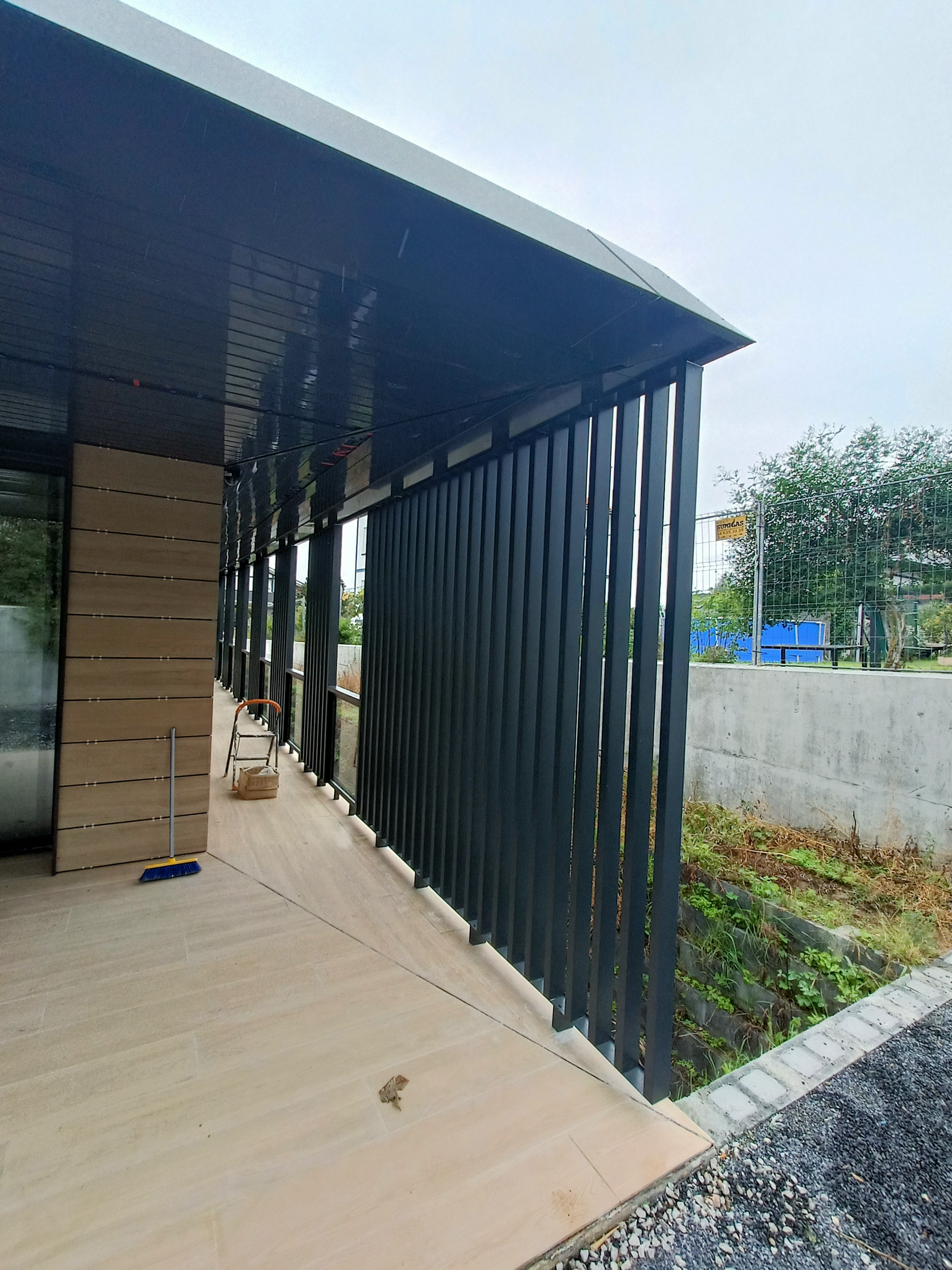 Una valla negra rodea un edificio que está en construcción.