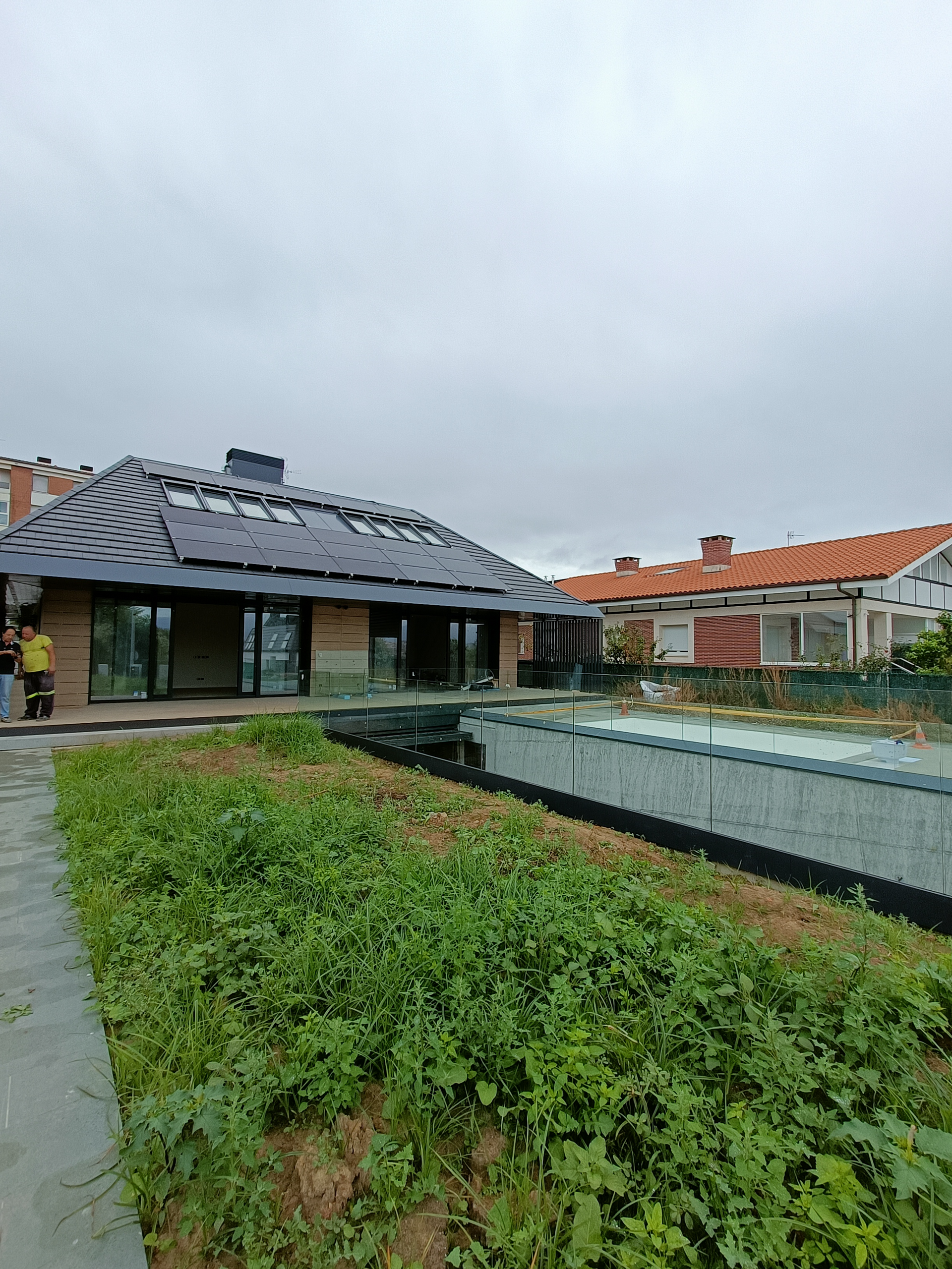 Una casa con un techo que tiene paneles solares.