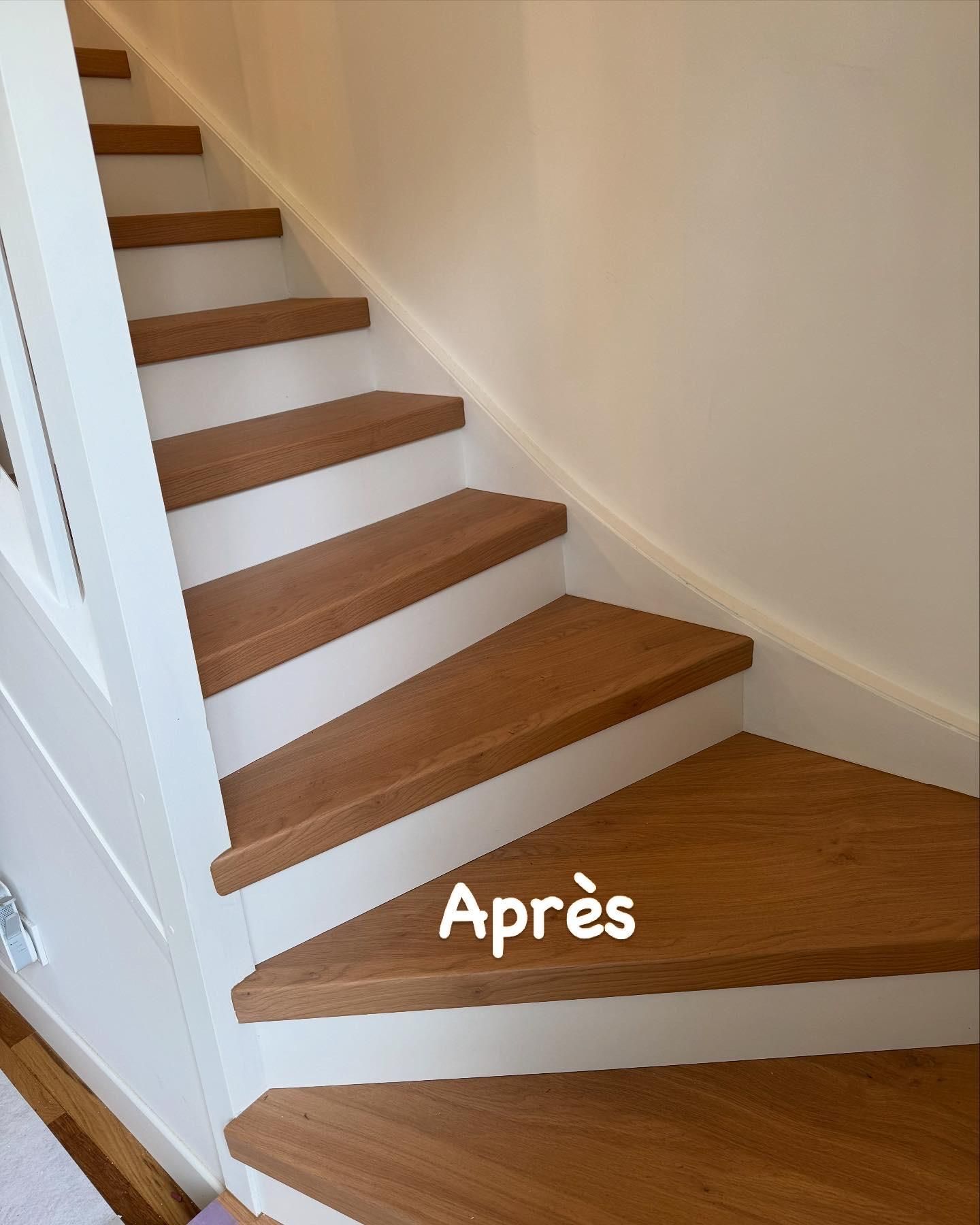 Escalier en bois avec contremarches et rampe blanches, inscription « Après » en surimpression.