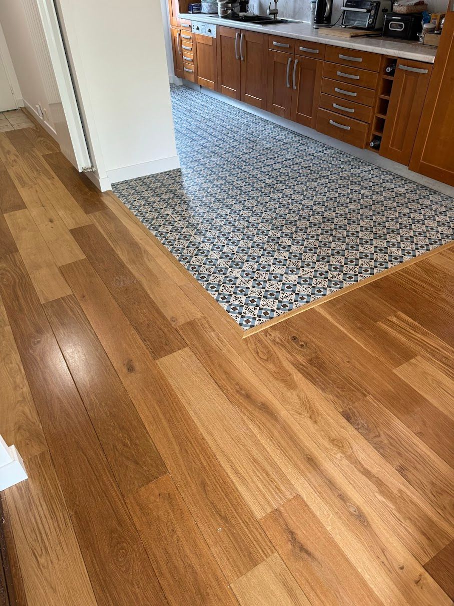 Le parquet laisse place à un sol carrelé dans la cuisine.