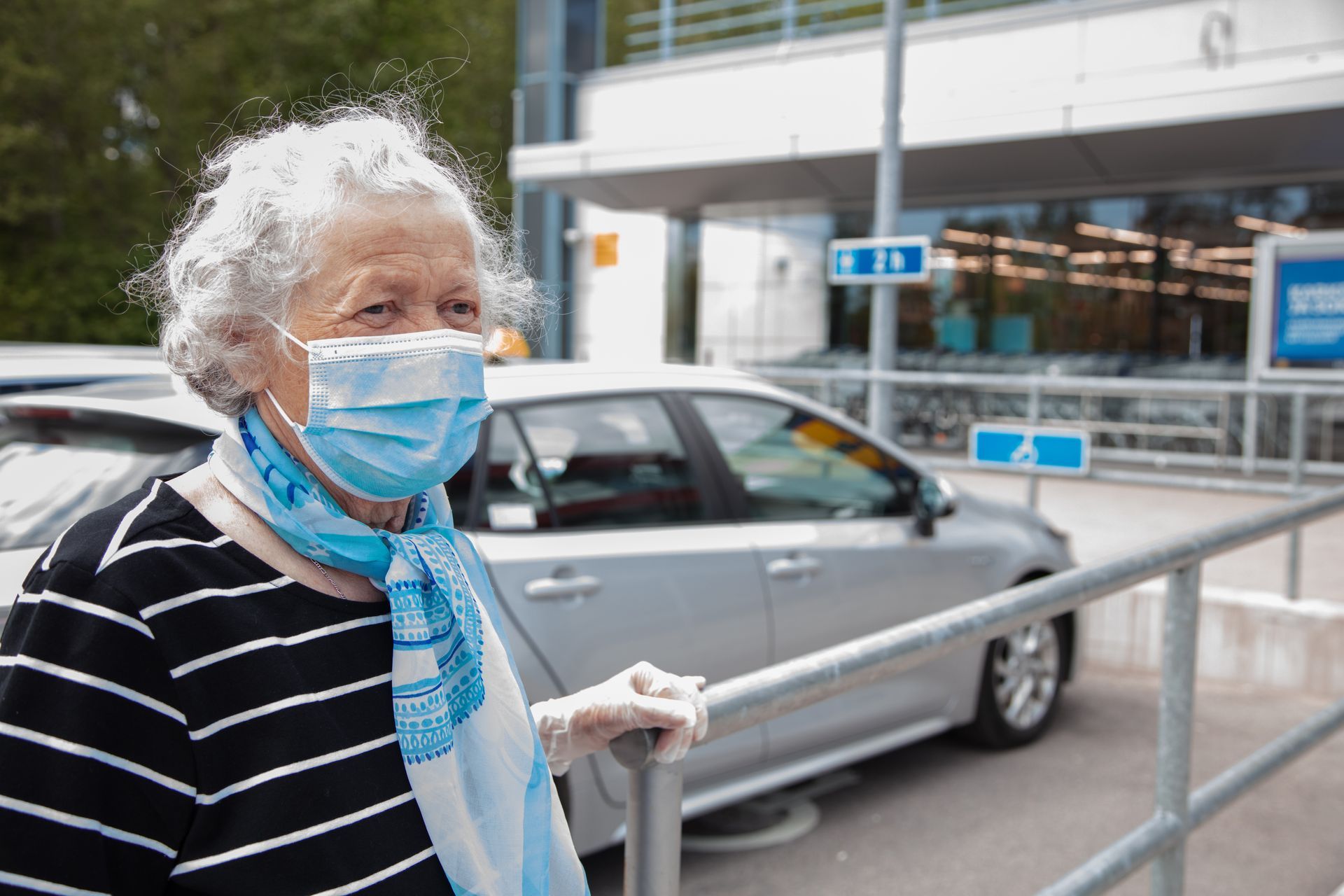 Vieille dame devant un hopital
